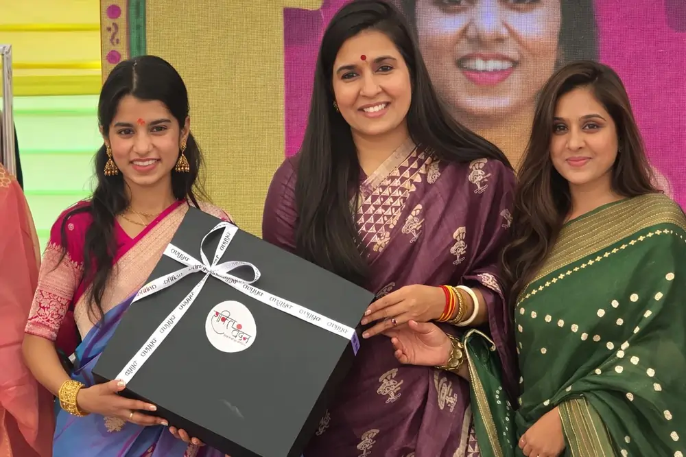 Group holding Avyya gift box at event