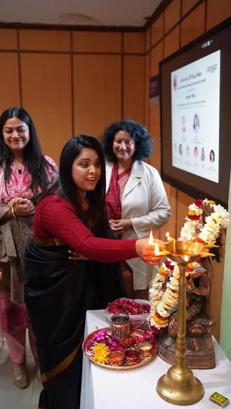 Guest receiving Avyya gift box